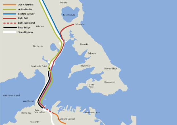 Detailierte Stadtkarte mit einer roten Linie, die die geplante Bahnroute markiert, einschließlich Haltestellen und Umgebung, mit Text, der Routeninformationen bereitstellt.