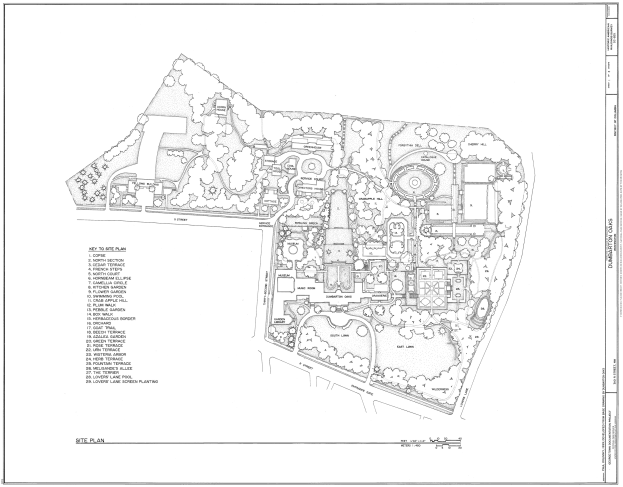 Schwarze und weiße Grundrisszeichnung für eine Wohnbebauung mit Gebäudeaufteilungen, Straßen und anderen Merkmalen mit Textanmerkungen.