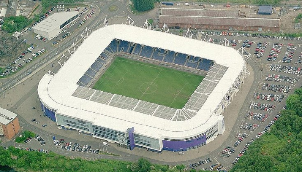 Luftbild eines Fußballstadions umgeben von Stadtgebäuden, Bäumen und Straßen, Heimstätte von Tottenham Hotspur Football Club.