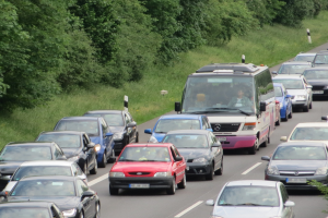 POL-D: +++Polizeimeldung+++ - Neuss - A 57 in Richtung Krefeld - Motorradunfall - 22-jähriger Motorradfahrer schwer verletzt - Einsatz von Rettungskräften - Sperrungen - Verkehrsstau