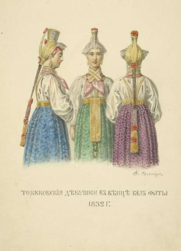 Drei Frauen in traditioneller russischer Kleidung mit bunten gemusterten Kleidern stehen nebeneinander, jede mit einem menschlichen Gesicht, mit russischer Schrift unten.