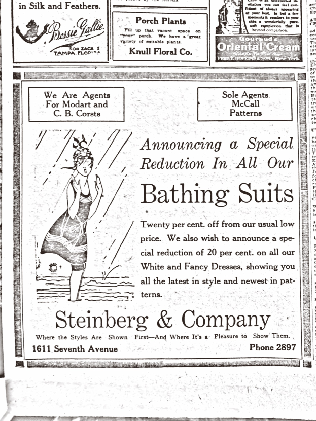 Eine Frau in einem weißen Rollkragenpullover mit langen Ärmeln und einem Dutt, die in der Mitte einer Werbung für Steinberg & Company Badesachen steht, umgeben von Text.