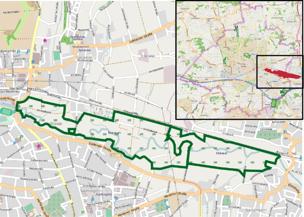 Karte einer Stadt mit einer grünen Linie, die die Route einer Fahrradtour zeigt, unterteilt in zwei Abschnitte: oben zeigt Straßen und Sehenswürdigkeiten, unten gibt es Details zur Tour wie Start/Zielpunkte, Dauer und Sehenswürdigkeiten.