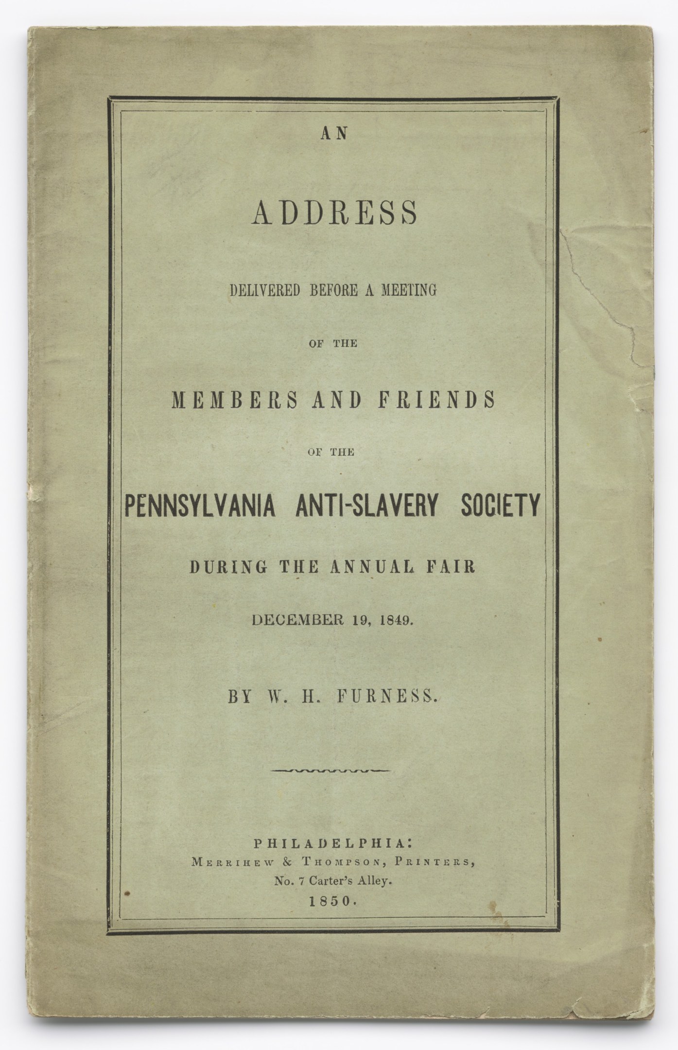 Offenes Buch mit dem Titel "Eine Ansprache vor einer Versammlung der Mitglieder und Freunde der Pennsylvania Anti-Slavery Society während der jährlichen Messe" mit einer Seite bedruckten schwarzen Texts.