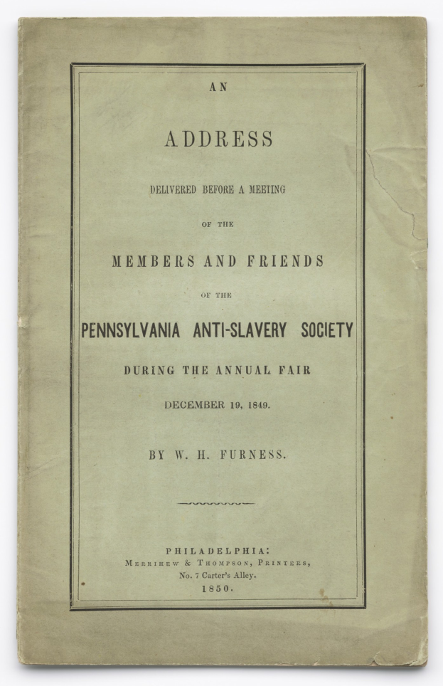 Offenes Buch mit dem Titel "Eine Ansprache vor einer Versammlung der Mitglieder und Freunde der Pennsylvania Anti-Slavery Society während der jährlichen Messe" mit einer Seite bedruckten schwarzen Texts.