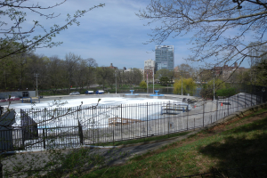 Insolvenz in der Itter-Tal-Gemeinde bedroht das öffentliche Schwimmbad und die Eisbahn