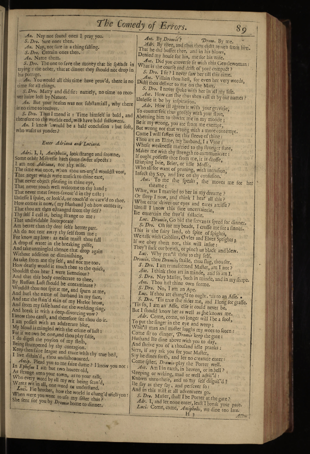 Ein aufgeschlagenes Buch mit schwarzem Hintergrund und einer Textseite mit der Überschrift "Die Komödie der Irrungen" in fetter, weißer Schrift, wobei jedes Wort in einer anderen Schriftart und Farbe geschrieben ist.
