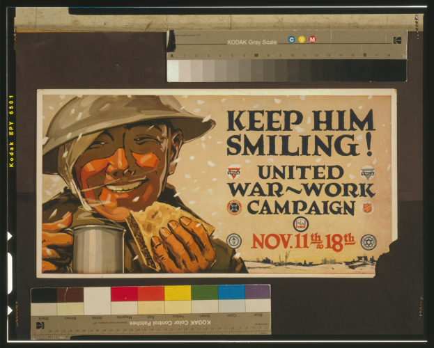 Eine Person in militärischer Uniform hält eine Tasse mit entschlossener Miene, umgeben von Text, der "Keep Him Smiling - United War-Work Campaign" in fetter weißer Schrift auf schwarzem Hintergrund lautet.