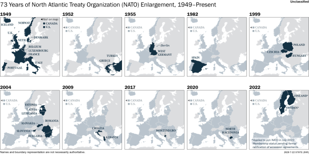 Eine Karte, die die 73-jährige Erweiterung der Nordatlantikvertragsorganisation (NATO) von 1949 bis heute zeigt, mit Bereichen, die durch verschiedene Jahre markiert sind und begleitenden textuellen Informationen oben.