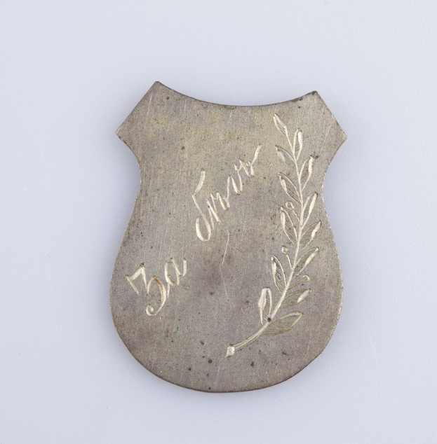 Silberner Abzeichen mit Lorbeerkranz-Design, beschriftet mit "50. Geburtstag", auf weißem Hintergrund.