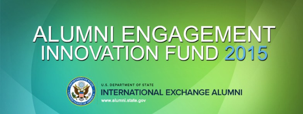 Grüner Hintergrund mit zentriertem weißem Text "Alumni Engagement Innovation Fund 2015" und einem blauen Kreislogo mit weißer Umrandung und einem weißen Stern in der Mitte.