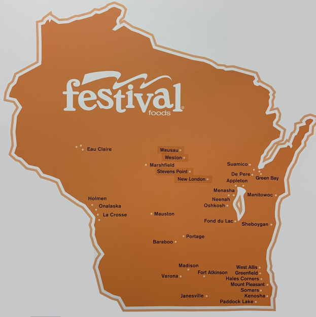 Leuchtender und farbenfroher Wisconsin-Poster mit "Festival Foods"-Text, zeigt eine illustrierte Landkarte voller Obst, Gemüse und Snacks.
