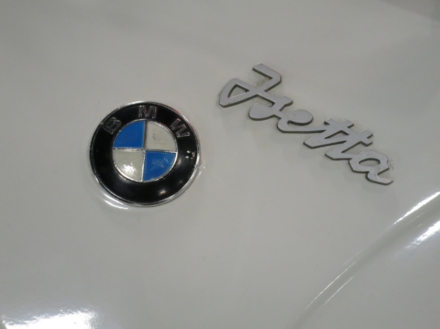 Eine Motorhaube mit einem Emblem und Text.