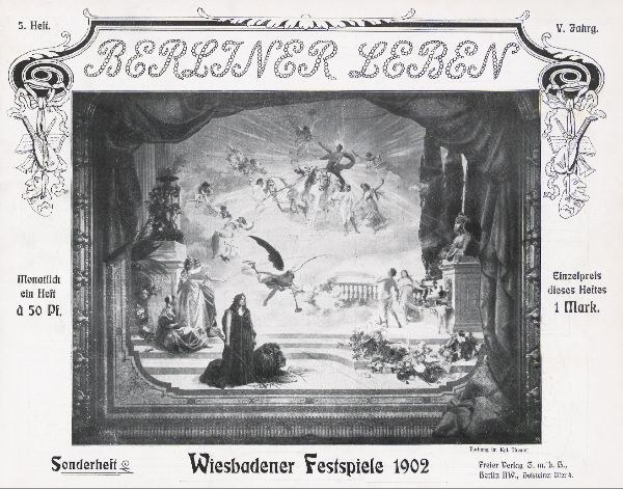 Schwarzes und weißes Foto einer Bühne von den Wiesbadener Festspielen 1902 mit Darstellern in traditioneller deutscher Tracht, farbiger Bühnenausstattung und einem applaudierenden Publikum im Hintergrund.