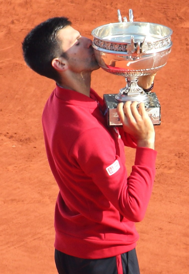 Novak Djokovic hält den French Open-Pokal und küsst ihn nach dem Sieg gegen Rafael Nadal im Herrensingelfinale.