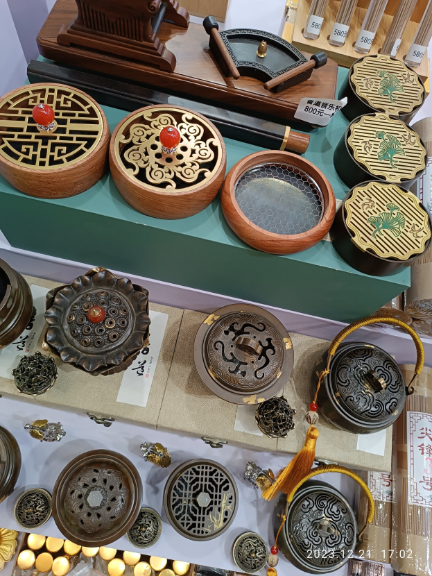 Ein Tisch mit verschiedenen chinesischen Räucherstäbeln, Schachteln und Papieren, wahrscheinlich Gegenstände für ein chinesisches Neujahrsfest.