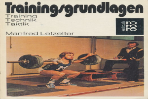 Ein Buchumschlag mit einem Mann in einem weißen T-Shirt und blauen Shorts, der eine Hantel in einem Fitnessstudio hochhebt, mit dem Titel "Training Technik Taktik" von Manfred Letzelter.