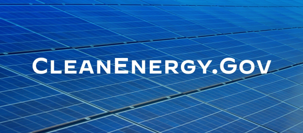 Blauer Solarpanel mit weißer Text "Clean Energy Gov" in der Mitte, Teil eines gitterförmigen sauberen Energieprogramms.