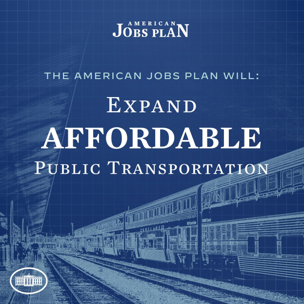 Plakat zeigt einen Zug auf einem Bahngleis mit mehreren Menschen in der Nähe, das Text über die Erweiterung des erschwinglichen öffentlichen Verkehrs unter "The American Jobs Plan" enthält.