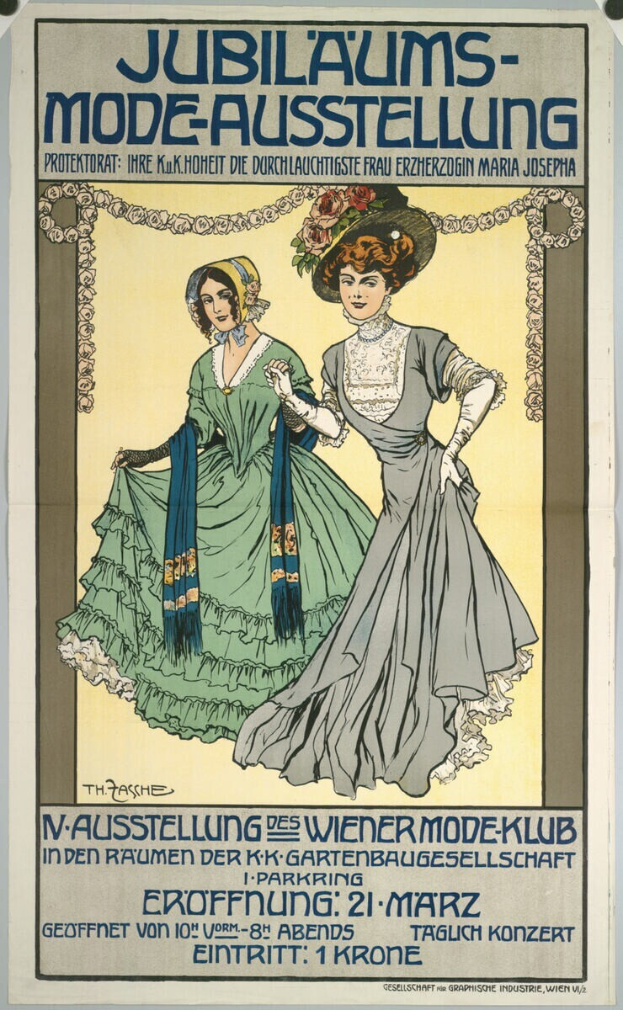 Ein Plakat, das eine Fashion Show mit zwei Frauen in Kleidern ankündigt, wobei eine ein langes, wallendes Kleid trägt und die andere ein Kleid mit hohem Ausschnitt und langen Ärmeln, beide mit einem Dutt, vor einem hellblauen Hintergrund mit schwarzer, fetter Schrift.