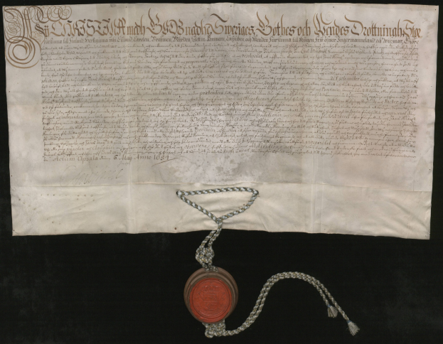 Altes Dokument mit rotem Wachssiegel an einer Kette befestigt, sieht aus wie ein Vertrag mit Text.