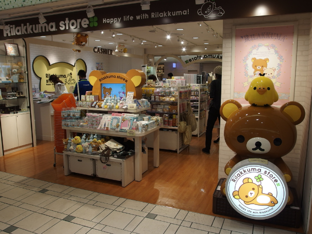 Ein Schaufenster mit Artikeln, die wie ein Teddybär geformt sind, auf der rechten Seite.