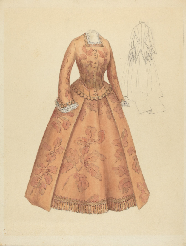 Eine detaillierte Zeichnung eines Kostümdesigns aus dem 18. Jahrhundert mit einem langen Kleid mit floralem Muster, hohem Kragen, pink- und lilafarbenem Oberteil, blauer Rock und Spitzenbesatz am Saum vor einem hellblauen Hintergrund.