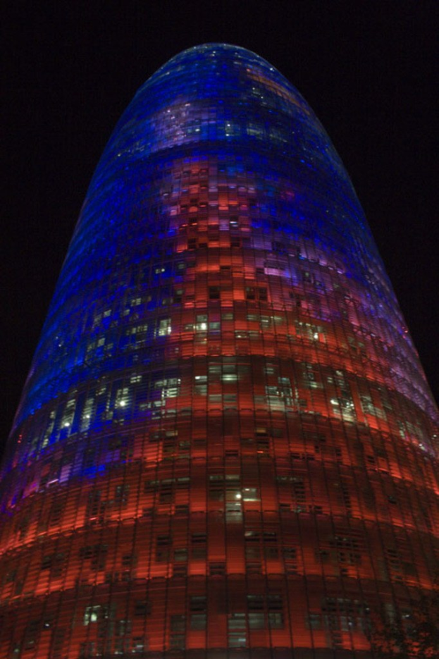 Ein einstöckiges Gebäude mit einem flachen Dach und einer kleinen Eingangstür in der Mitte.