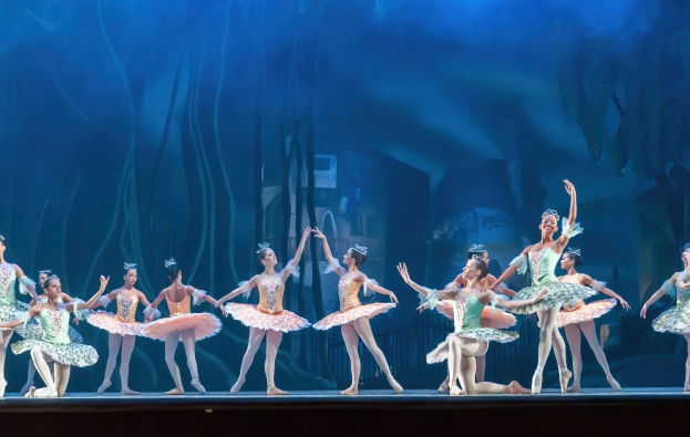 "Theater of Estrada Song" des Zentrums für Ästhetische Erziehung von Kindern der Nizhny Novgorod-Region wird vor Beginn der "Nussknacker"-Vorstellung im Nizhny Novgorod TYUZ am 1. Juni auftreten