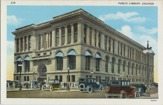 Eine alte Postkarte zeigt eine öffentliche Bibliothek in Chicago, Illinois, mit einem Gebäude, Straßenlaternen, Autos, Menschen auf dem Bürgersteig und einem bewölkten Himmel, mit Text oben und unten.