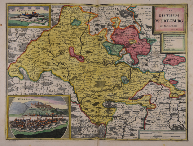 Ein altes Buch mit einer detaillierten Karte von Deutschland in der Mitte, die Provinzen, Städte und ihre Grenzen zeigt, mit begleitendem Text, der zusätzliche Informationen bietet.