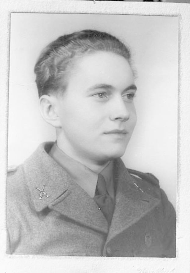 Schwarzes und weißes Foto einer Frau in militärischer Uniform mit ernstem Gesichtsausdruck, die einen Blazer, eine Krawatte und einen ordentlichen Dutt trägt und Stärke und Entschlossenheit ausstrahlt.