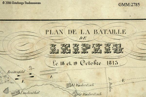 Ein detailliertes altes Kartenbild der Schlacht von Leipzig, das verschiedene Kämpfe zeigt und mit Texten über das Datum, die Uhrzeit und den Ort annotiert ist.