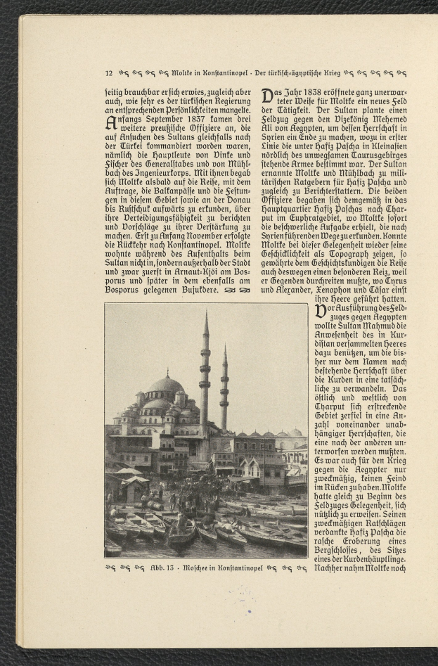 Ein aufgeschlagenes Buch mit einer Moschee-Illustration, umgeben von Wasserfront-Gebäuden und Booten, mit begleitendem Text über die Moschee.