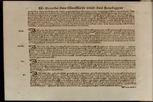 Ein aufgeschlagenes Buch mit schwarzem Hintergrund, das eine Seite aus einem Manuskript aus dem 16. Jahrhundert zeigt, mit Text aus dem Stundenbuch, das angeblich aus der Bibl. München, MS 0060, f 002v-002 stammt.