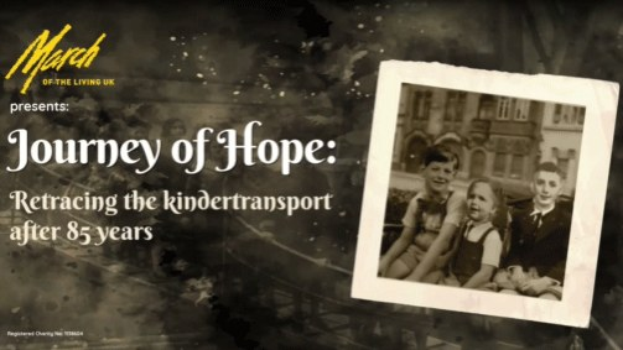 Ein Plakat mit der Aufschrift "Journey of Hope: Retracing the Kindertransport After 85 Years" mit einem Gruppenfoto auf der rechten Seite und Text auf der linken Seite, vor einem hellblauen Himmel mit wei├čen Wolken.