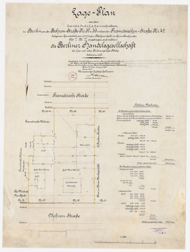 Altes Dokument mit dem Titel "Plan der Berliner Handelagellachaft" mit einem Gebäudeentwurf, handgeschriebenem Text und einem Stempel auf der linken Seite.