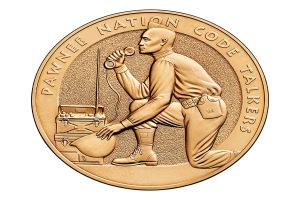 Eine Goldmünze mit der Aufschrift 'Pawnee Nation Code Talkers' und einem Bild einer Person mit einem Telefon und einer Box.