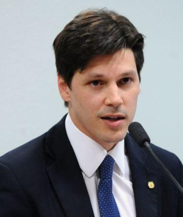 Ein Mann im Anzug und Krawatte spricht in ein Mikrofon und scheint eine Regierung genehmigte Verordnung zur Internet-Sperre anzukündigen.