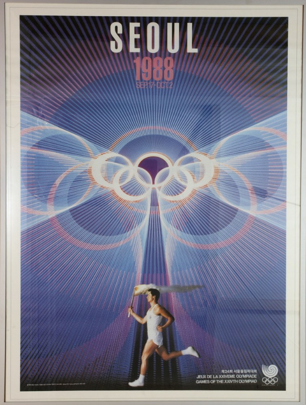 Plakat für die Olympischen Spiele 1988 in Seoul mit einem Läufer im Hintergrund und den Olympischen Ringen sowie 'Olympische Spiele' oben drauf.